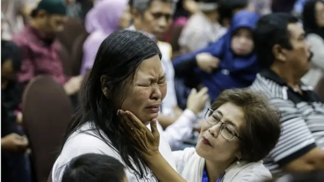 Seorang keluarga korban jatuhnya pesawat Lion Air JT 610 tersedu dalam pertemuan dengan Menteri Perhubungan, Basarnas, KNKT, Polri, dan manajemen Lion Air.