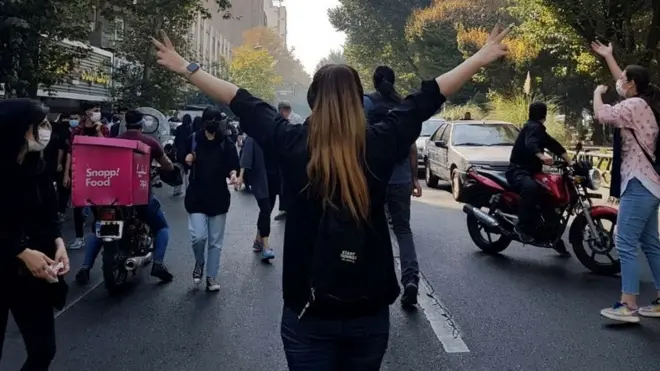 نساء يخلعن حجاباتهن أثناء الاحتجاجات في طهران. 1 أكتوبر 2022