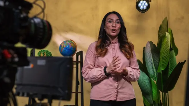 Aalia Farzan es una de las presentadoras en idioma dari y originalmente quería ser maestra.