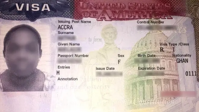 Esta visa genuina de EE.UU. muestra cómo es un documento legítimo.