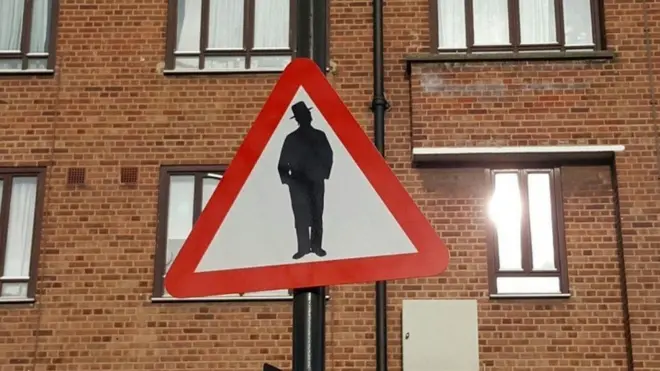 Rambu peringatan itu menempel di tiang lampu dekat sebuah sinagog di Stamford Hill, London Utara.