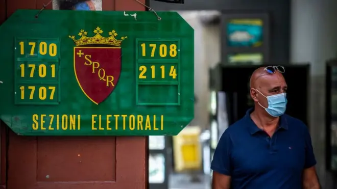 El referendo se iba a celebrar en marzo pero tuvo que ser aplazado por el coronavirus.