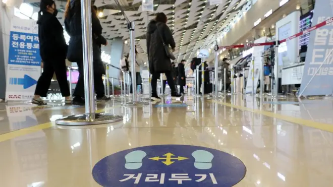 정부는 수도권에만 적용 중이던 5인 이상 사적 모임을 5명 이상의 사적 모임을 금지하는 조치도 전국적으로 확대하기로 했다