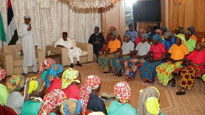 Tras su rescate, las 82 jóvenes fueron llevadas ante el presidente del país, Muhammadu Buhari, para quien la liberación representa un gran éxito político.