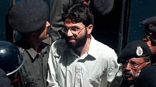 گرفتاری کے بعد احمد عمر شیخ سے پولیس اور خفیہ اداروں نے پوچھ گچھ کی اور 12 فروری کو انھیں پی آئی اے کی پرواز میں مکمل سکیورٹی کے ساتھ کراچی بھیج دیا گیا