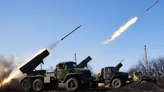 У Bellingcat стверджують, що сепаратисти вели вогонь по Авдіївці з району гіпермаркета в Донецьку (на фото - залп "Градів" під час боїв за Дебальцеве взимку 2015 року)