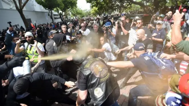 د کلیفونریا برکلي کې د ټرمپ ملاتړي او مخالفان سره کېوتلي چې په تړاو یې ۱۴ کسان نیول شوي هم دي