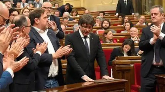 Dans ses attendus la résolution demande à l'exécutif catalan de négocier sa reconnaissance à l'étranger, alors qu'aucun Etat n'a manifesté son soutien aux indépendantistes.