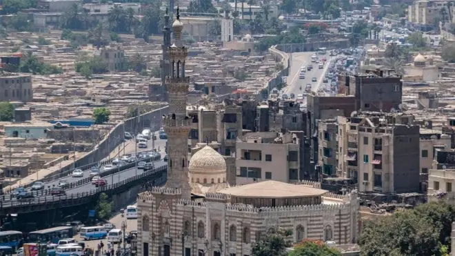 مسجد السيدة عائشة بنت جعفر الصادق بن محمد الباقر بن على زين العابدين بن الحسين بن علي بن أبي طالب في القاهرة