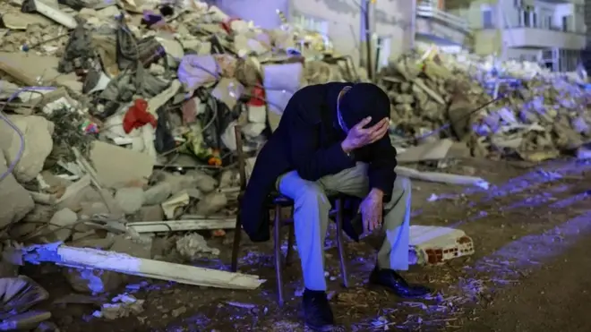 Мужчина на развалинах домов