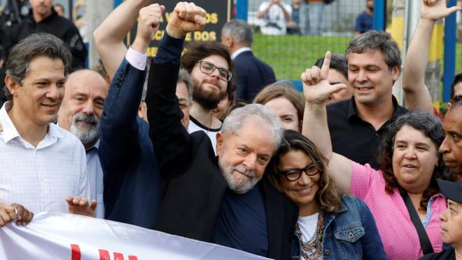 Lula comemora depoisbrabet roletaser libertado da carceiragem da Polícia Federalbrabet roletaCuritiba, ao lado da namorada,brabet roletaHaddad ebrabet roletaLindbergh