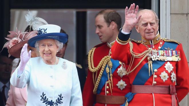 Hoàng tế Philip (bìa phải) và Nữ hoàng Elizabeth II