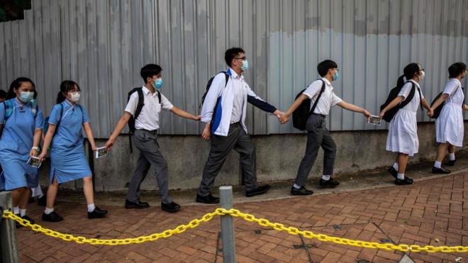 一些香港的中学生多次发起筑人链活动，响应过去一年多年的示威浪潮。