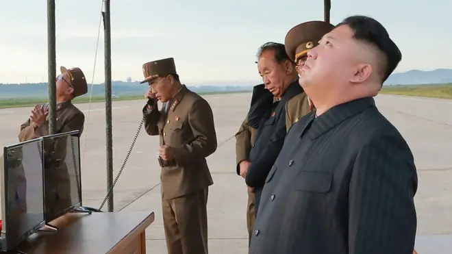Kim jong un havaya bakıyor