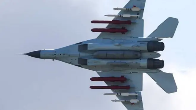 Военный самолет в небе