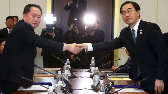 Ketua delegasi Korea Selatan, Cho Myung-Gyun (kanan) berjabat tangan dengan ketua delegasi Korea Utara, Ri Son-Gwon (kiri) dalam pertemuan di Panmunjom.