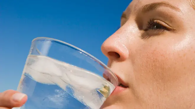 Mujer tomando agua