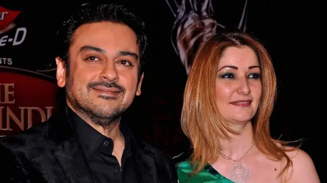 عدنان سمیع اپنی اہلیہ کے ہمراہ