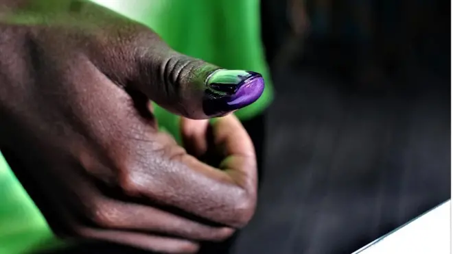 L'encre indélébile sur le doigt, signe qu'un électeur a rempli son devoir civique en RDC