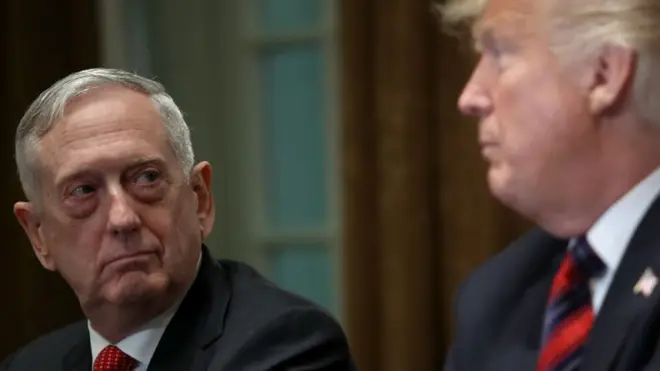 Dalam surat pengunduran dirinya, Jenderal Mattis (kiri) mengatakan presiden memilih hak untuk memilih menteri pertahanan yang pandangannya selaras dengan kebijakannya.