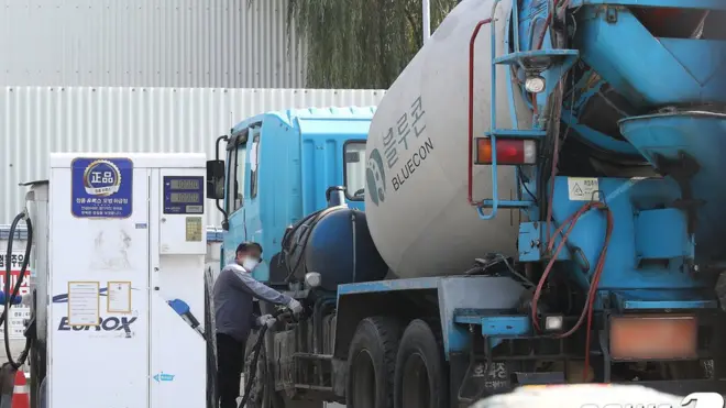 요소수 공급 부족으로 건설업계가 긴장하고 있는 가운데 5일 오후 서울의 한 레미콘 공장에서 관계자가 레미콘 차량에 요소수를 주입하고 있다