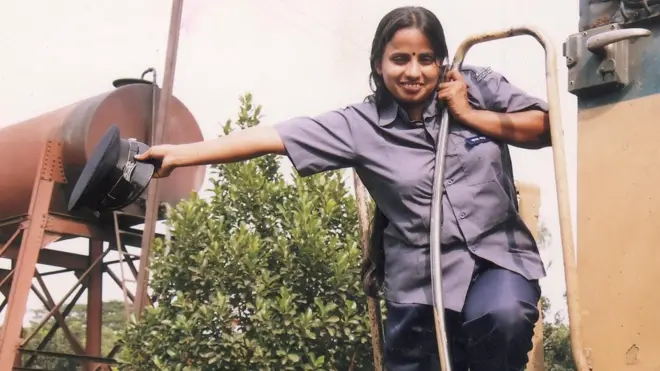 বাংলাদেশের প্রথম নারী ট্রেন চালক সালমা খাতুন