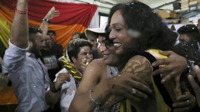 법원 판결을 듣고 기뻐하는 사람들