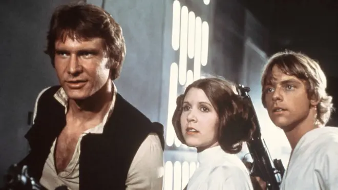 En este fotograma de la película original de "La guerra de las galaxias" vemos a Harrison Ford, Carrie Fisher y Mark Hamill.