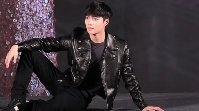 엑소 레이는 SNS에 "홍콩은 부끄러운 줄 알아라"라고 적힌 포스터를 올렸다.