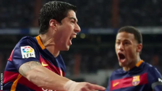 سواريز (يسار) ساعد برشلونة في حصد بطولة الدوري وكأس ملك أسبانيا الموسم الماضي