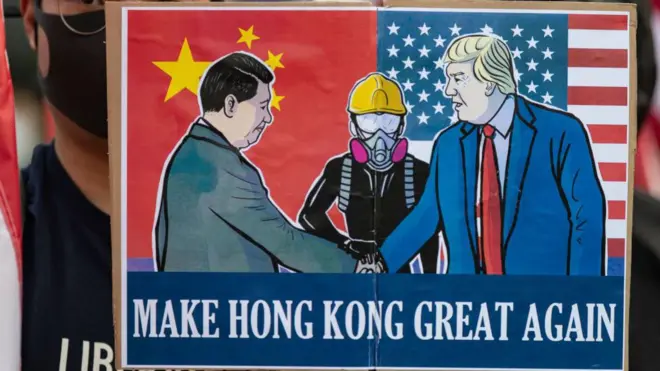 香港示威者舉起一幅畫像,裡面是習近平與特朗普握手的肖像,中間有一個香港示威者的圖像,寫上「MAKE HONG KONG GREAT AGAIN」(讓香港再次偉大)的標語。(19/01/2020)