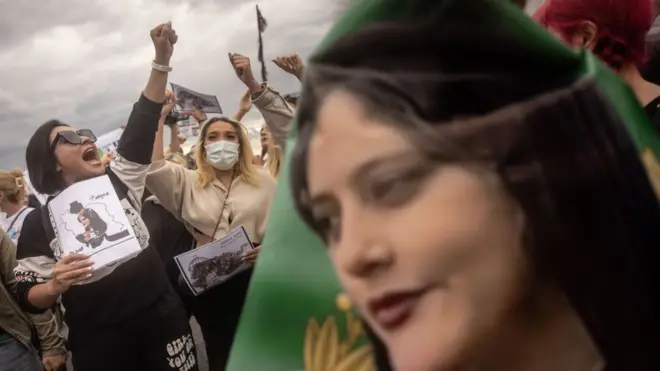 Para perempuan berunjuk rasa atas kematian Mahsa Amini pada 02 Oktober 2022 di Istanbul, Turki