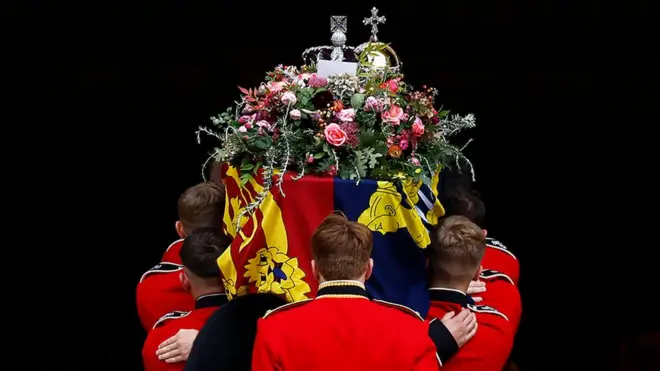 Detalle de los porteadores del féretro de Isabel II a su entrada a la capilla de San Jorge, en el castillo de WIndsor, su lugar final de reposo.