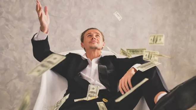 رجل يبعثر المال