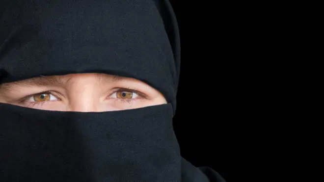 O niqab cobre o rosto e o corpo da pessoa que usa