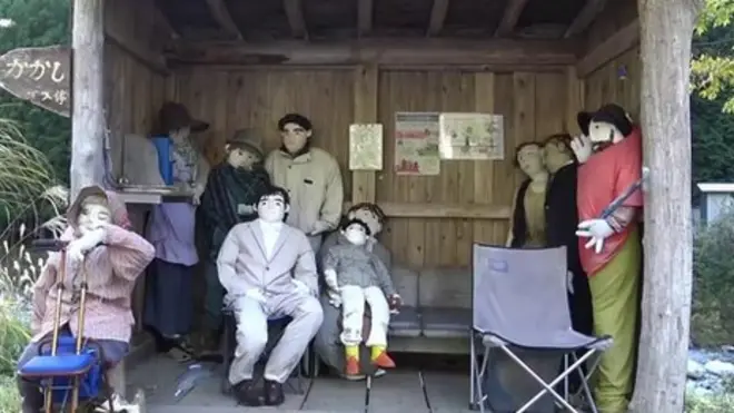 جاپانی گاؤں نگورو میں صرف انتیس افراد رہتے ہیں لیکن یہاں سینکڑوں گڑیاں موجود ہیں۔ ملیے ان گڑیوں کو بنانے والی سے۔