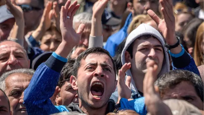 Erivan'da toplanan muhalifler hükümet binalarına girişi engelledi.