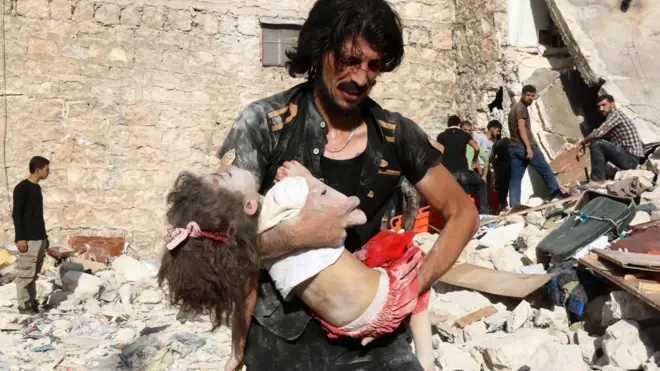 Halep'in doğusuna hükümet güçleri ve Rus uçakları hava saldırıları düzenliyor.