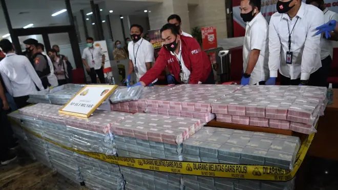 Polisi menunjukkan barang bukti uang saat rilis pengungkapan sindikat internasional pembelian ventilator di Mabes Polri, Jakarta, Senin (07/09).