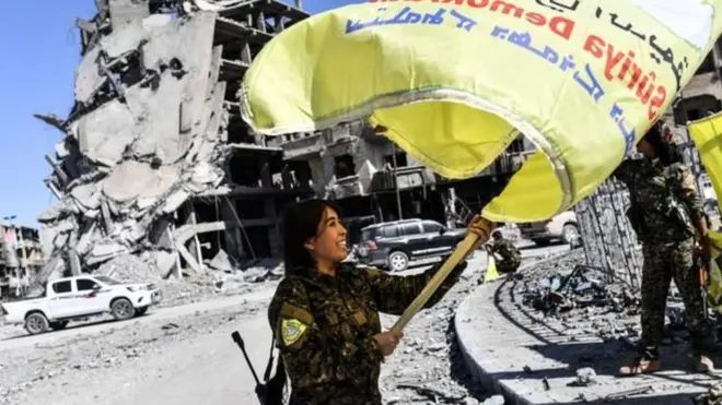 أحد عناصر قوات سوريا الديموقراطية في الرقة