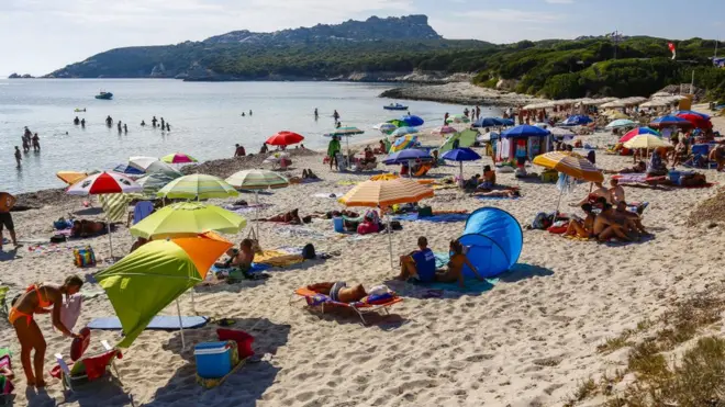 La arena blanca de las playas de Cerdeña es considerada un bien público.