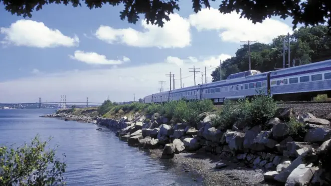 이 노선은 북아메리카에서 가장 오래된 여객 기차 노선으로, 100년 이상 할리팩스와 몬트리올로 승객들을 실어 날랐다