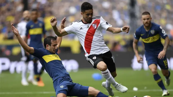 Gonzalo Martínez, de River Plate, y Carlos Izquierdoz, de Boca Juniors.