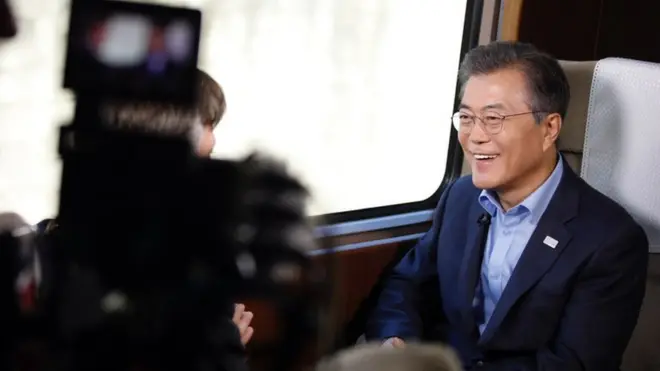 대통령 전용고속열차인 '트레인 원'에서 NBC방송과 인터뷰 중인 문재인 대통령