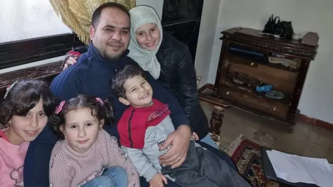 رجل وأربعة أطفال