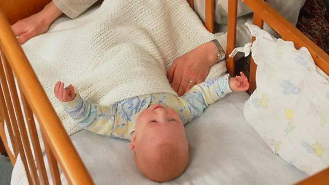 تقول الجمعية الخيرية إنه ينبغي وضع الرضع أثناء النوم على ظهورهم في سرير أطفال يخلو من الحفاضات واللعب والوسائد