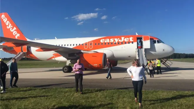 Пассажирам рейса Easyjet из Любляны в Стэнстед пришлось спуститься по надувным трапам в Кёльне