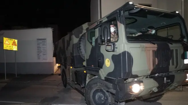 Un vehículo militar sale del cementerio de Bérgamo con algunos de los 65 ataúdes que el ejército llevó a incinerar en otras ciudades italianas.