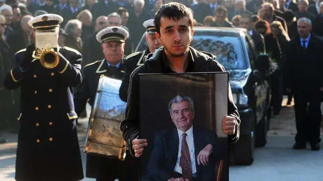 Kiro Gligorov sahranjen je 2012. godine, uz ceremoniju bez državnih obeležja