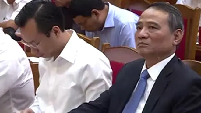 Ông Nguyễn Xuân Anh (trái) tại Hôi nghị trao quyết định của Bộ Chính trị bổ nhiệm tân Bí thư cho ông Trương Quang Nghĩa (phải) hôm 07/10/2017 ở Đà Nẵng.
